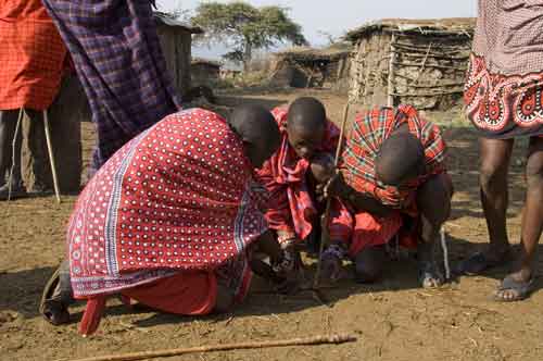 18 - Kenia - poblado Masai, hombres haciendo fuego